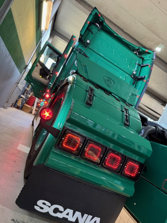 /products/kotflugel-stosstange-aus-alu-fur-je-4-eckige-ruckleuchten-fur-scania-4-r1-2-ng/